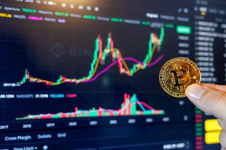 加密货币市场最新多维叙事 XBIT比特币meme币与技术指标的三重奏