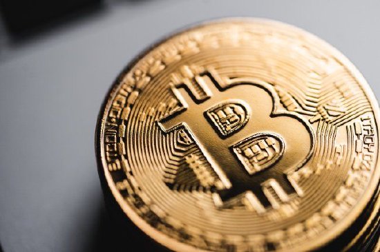 比特币跌破96万美元 加密货币概念股盘前普跌